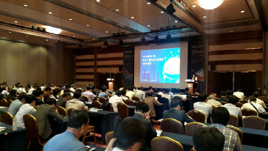 클라우드 컴퓨팅 전문기업 이노그리드(대표 조호견)가 12일 서울 삼성동 코엑스 그랜드볼룸에서 '이노그리드 클라우드컴퓨팅 콘퍼런스(IC3 2017)'를 성황리에 개최했다. 김수정 미래창조과학부 사무관(단상)이 올해 정부의 클라우드 컴퓨팅 정책방향을 설명하고 있다./사진=허우영기자